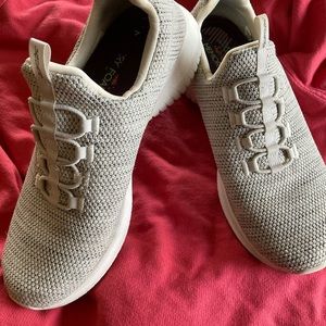 Sketchers Ladies Slip -on. Gray.